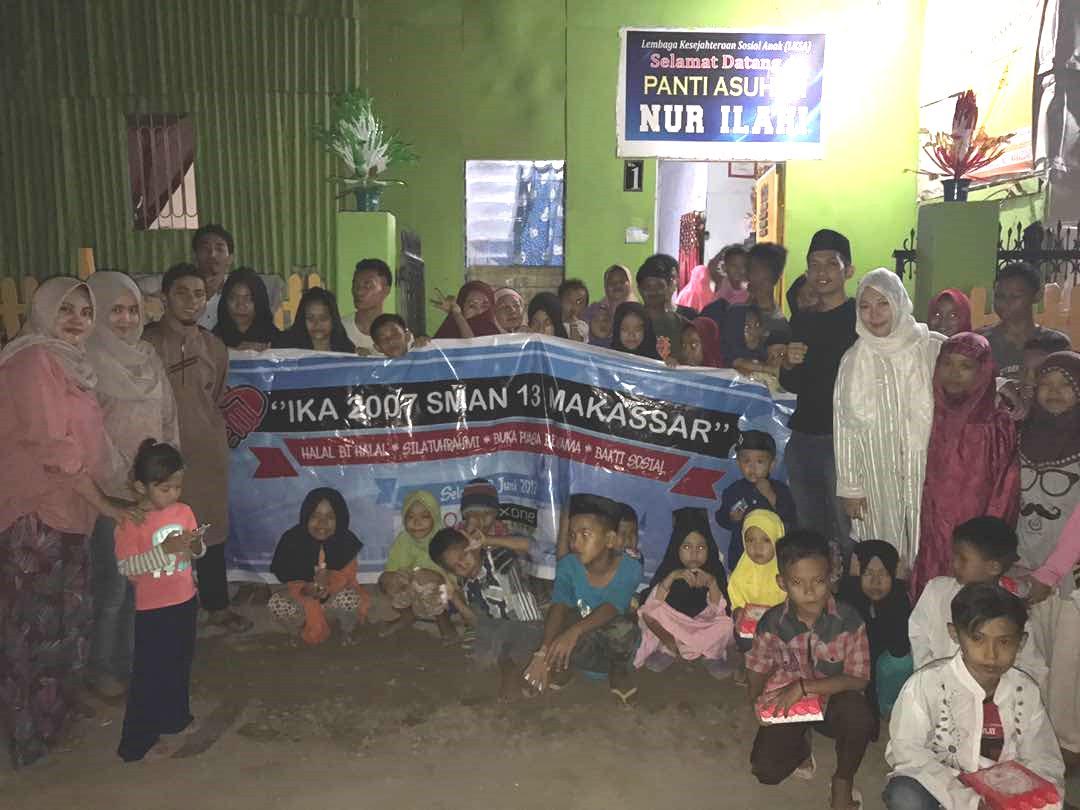 Alumni SMA 13 Makassar Santuni Dua Panti Asuhan