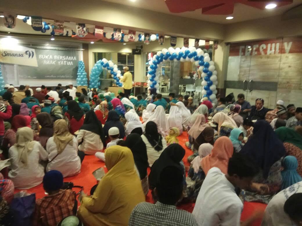 150 Anak Yatim Buka Puasa Bareng IKA Smansa di KFC Ratulangi