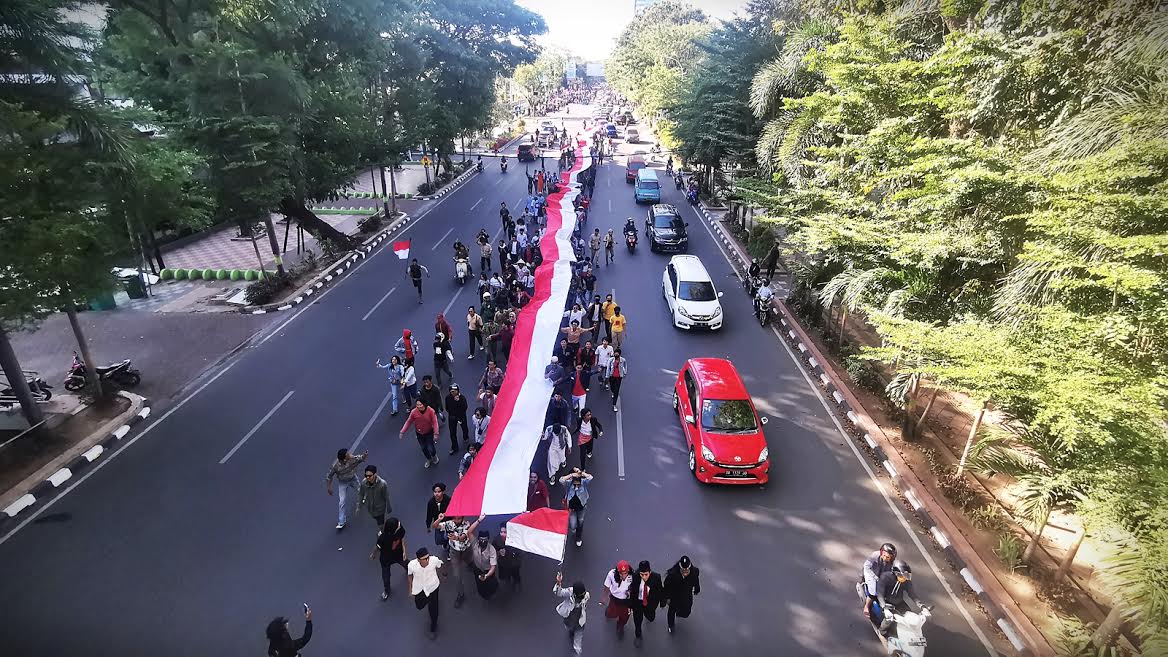smb-membentangkan-bendera-merah-putih-yang-panjangnya-75-meter-1.jpg