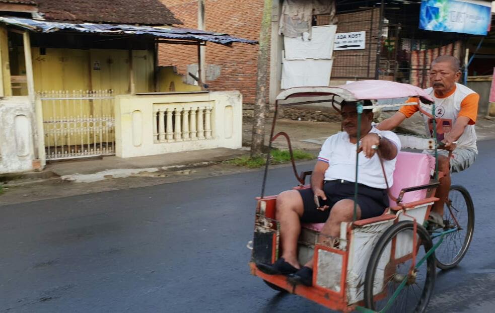 soni-sumarsono-berkeliling-kota-palopo-menggunakan-becak_20180714_111930.jpg