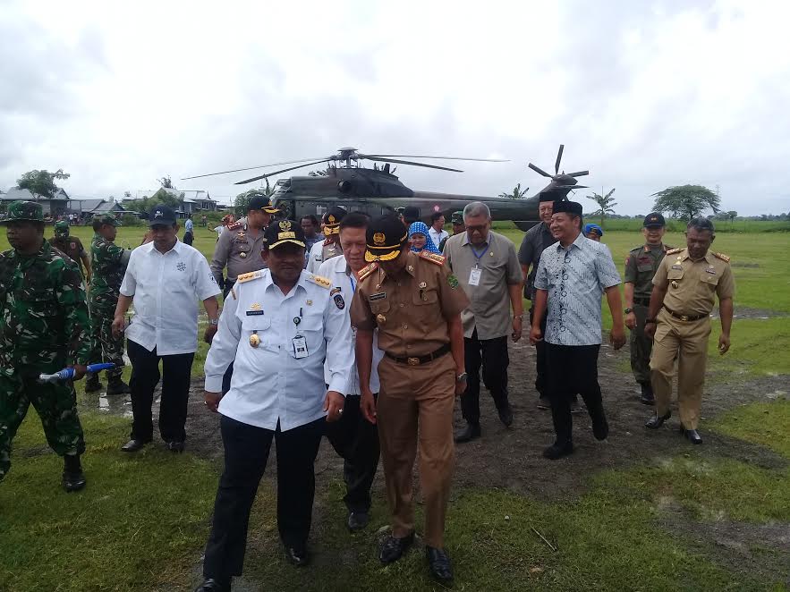 soni-sumarsono-meninjau-pelaksanaan-pilkada-sidrap_20180627_130038.jpg