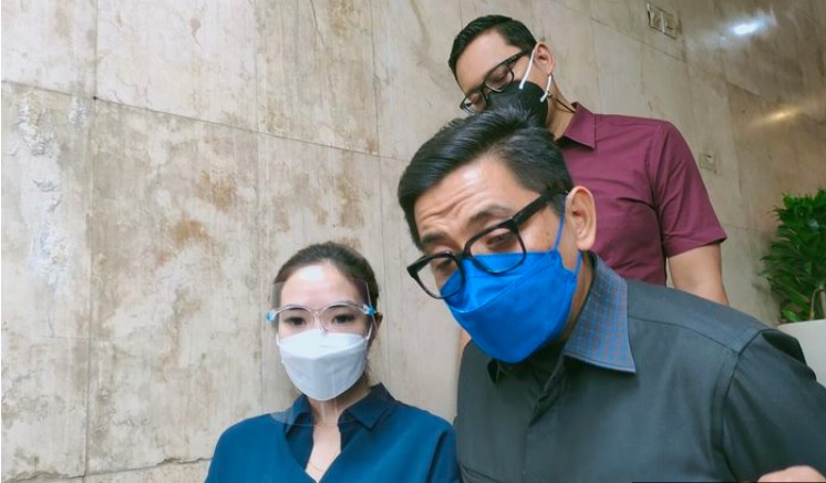 sosok-sandy-arifin-sh-pengacara-gisella-anastasia-kasus-video-19-detik-yang-viral-itu-dengan-nobu.jpg