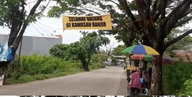 Kerap Banjir, Warga Yusuf Bauty Gowa Mengeluh Lewat Spanduk dan Viral di Media Sosial