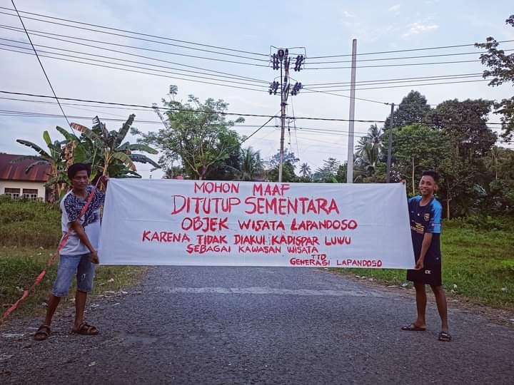 spanduk-bernada-protes-soal-monumen-lapandoso-dibentangkan-warga-di-desa-tanarigella.jpg