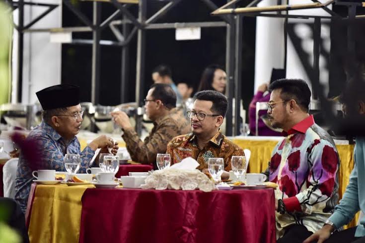 SYL dan None Sambut JK di Rumah Jabatan Gubernur