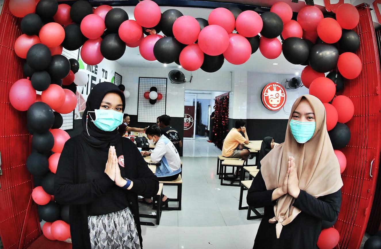 staf-menyapa-para-pengunjung-sei-sapiku-usai-grand-opening1.jpg