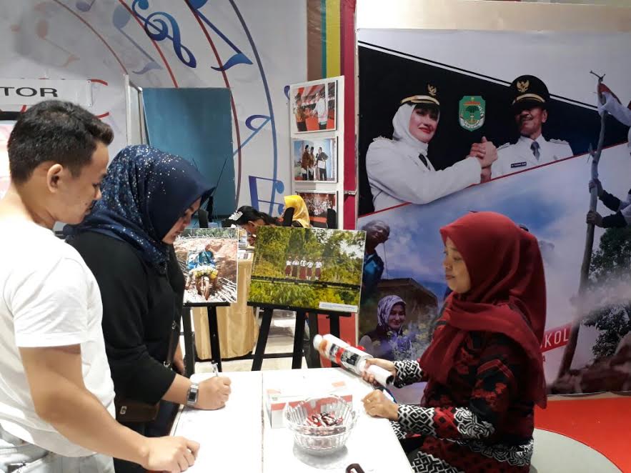 stan-humas-luwu-utara-pada-ajang-humas-sulsel-expo-2018_20180325_193104.jpg