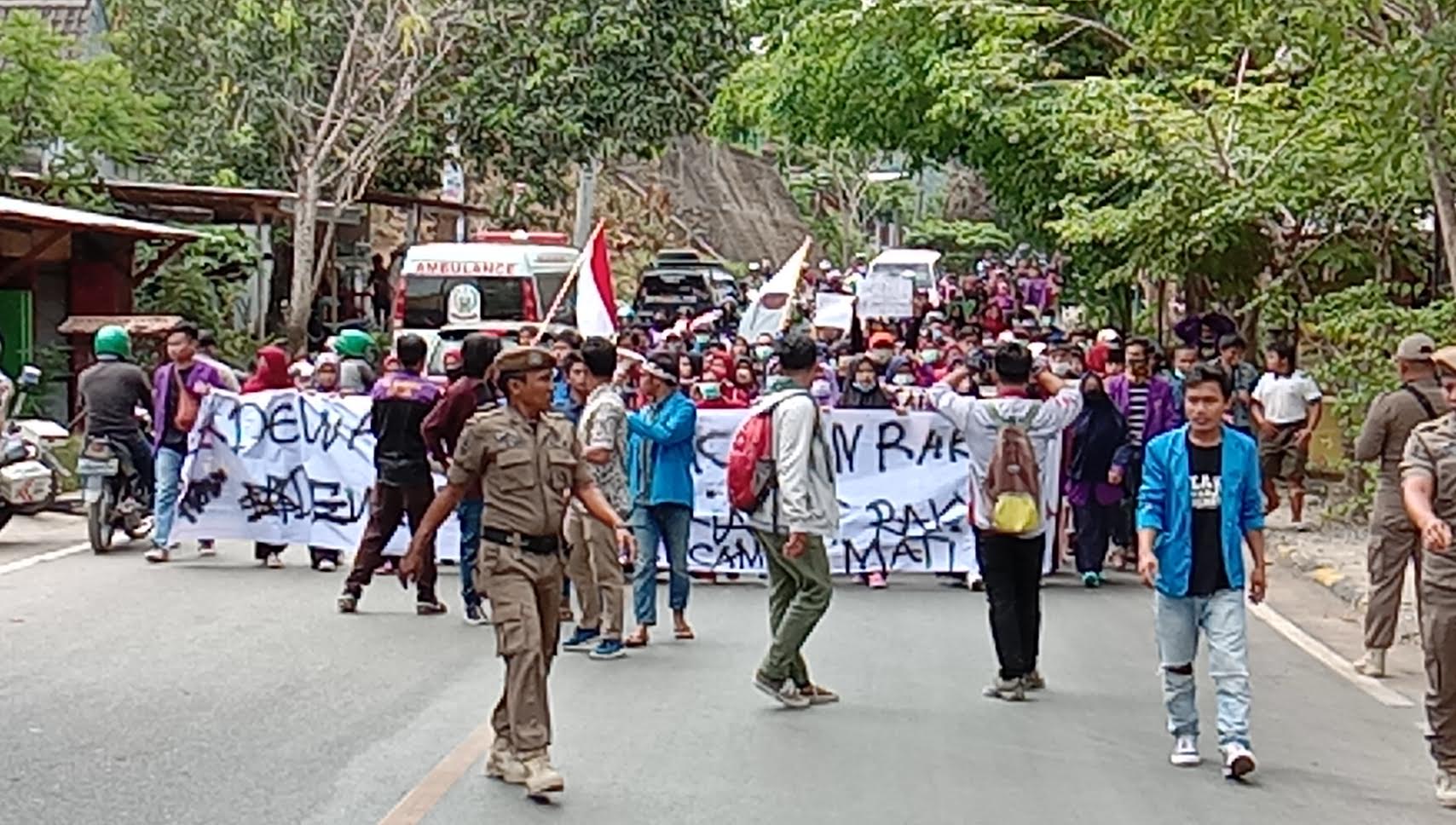 stkip-muhammadiyah-enrekang-gelar-unjuk-rasa-di-kantor-dprd.jpg
