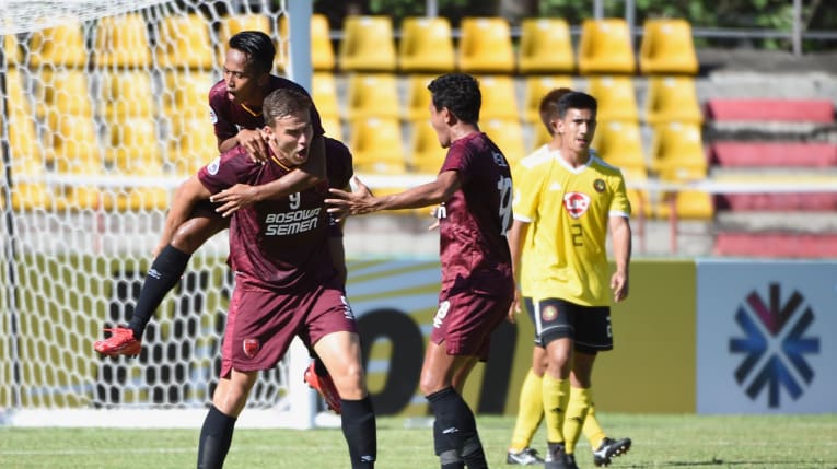 striker-psm-makassar-eero-markkanen-merayakan-gol-bersama-rekan-rekan-setimnya.jpg