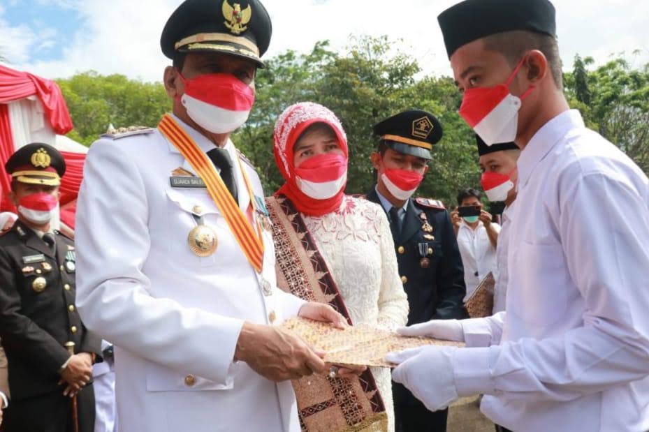 suardi-saleh-menyerahkan-surat-remisi-kepada-narapidana-yang-bersyarat-di-halaman-kantor-bupati.jpg
