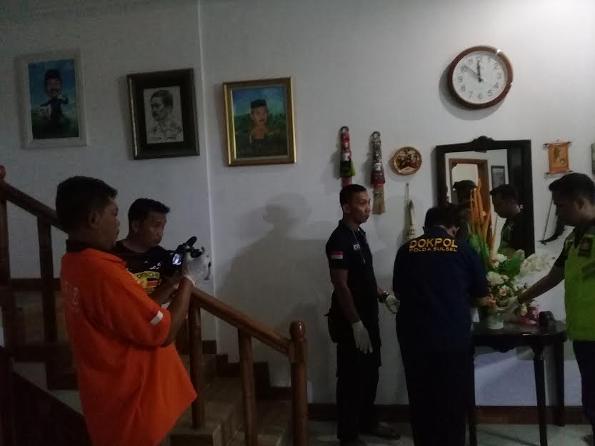 suasan-olah-tkp-penemuan-mayat-pria-dalam-rumah.jpg