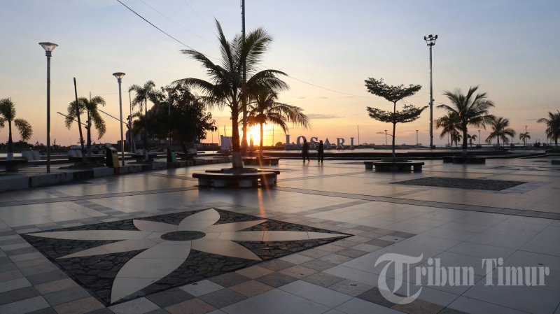 suasana-area-pantai-losari-makassar-saat-matahari-terbenam-sabtu-252020-3.jpg
