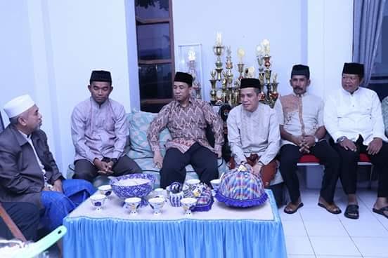 suasana-buka-puasa-da-sholat-tarwih-di-kecamatan-pajukukang_20170606_093248.jpg