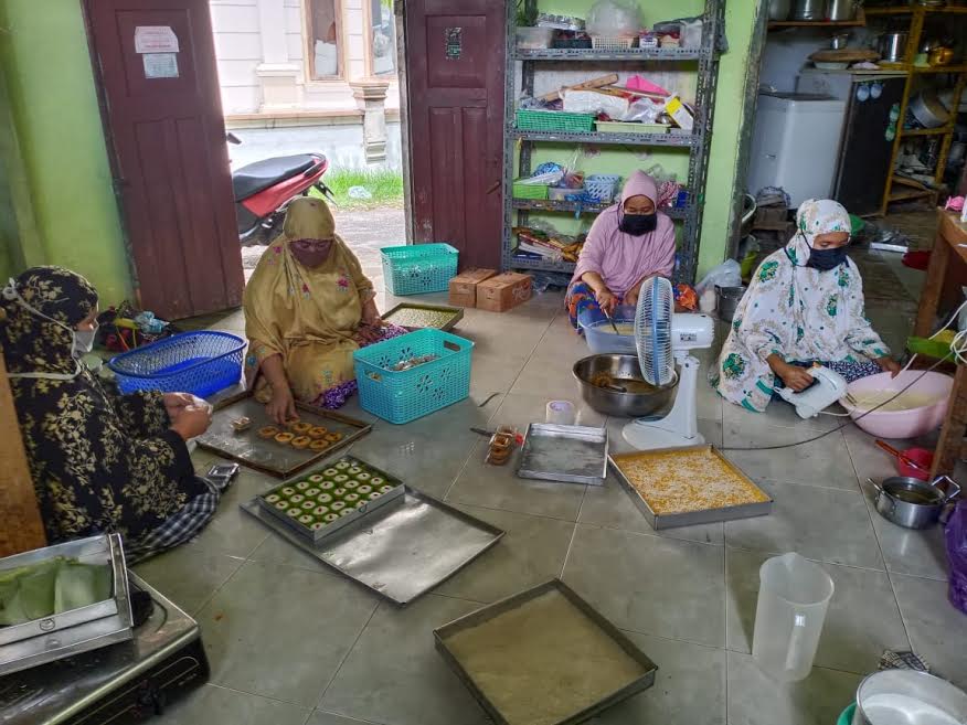 suasana-dapur-kue-sudarni-dengan-empat-orang-karyawan-yang-membantu.jpg