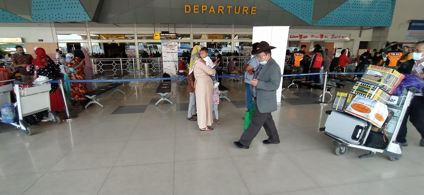 suasana-di-bandara-sultan-hasanuddin-yang-dipadati-oleh-calon-penumpang-rabu2972020.jpg