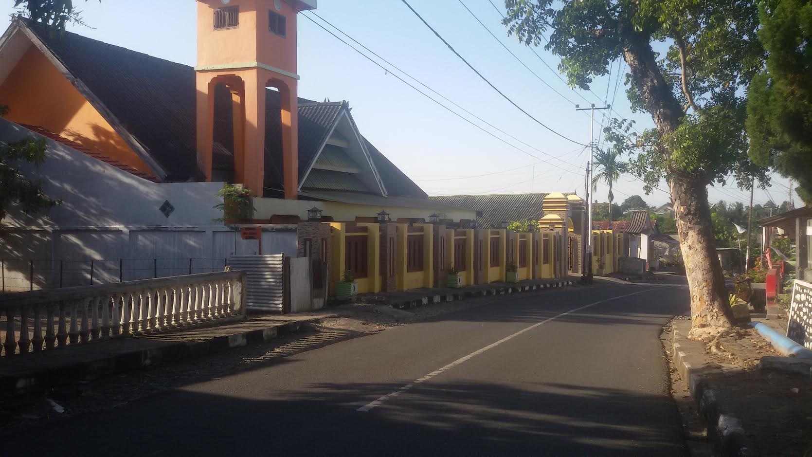 suasana-di-depan-rumah-ibadah_20160828_175918.jpg