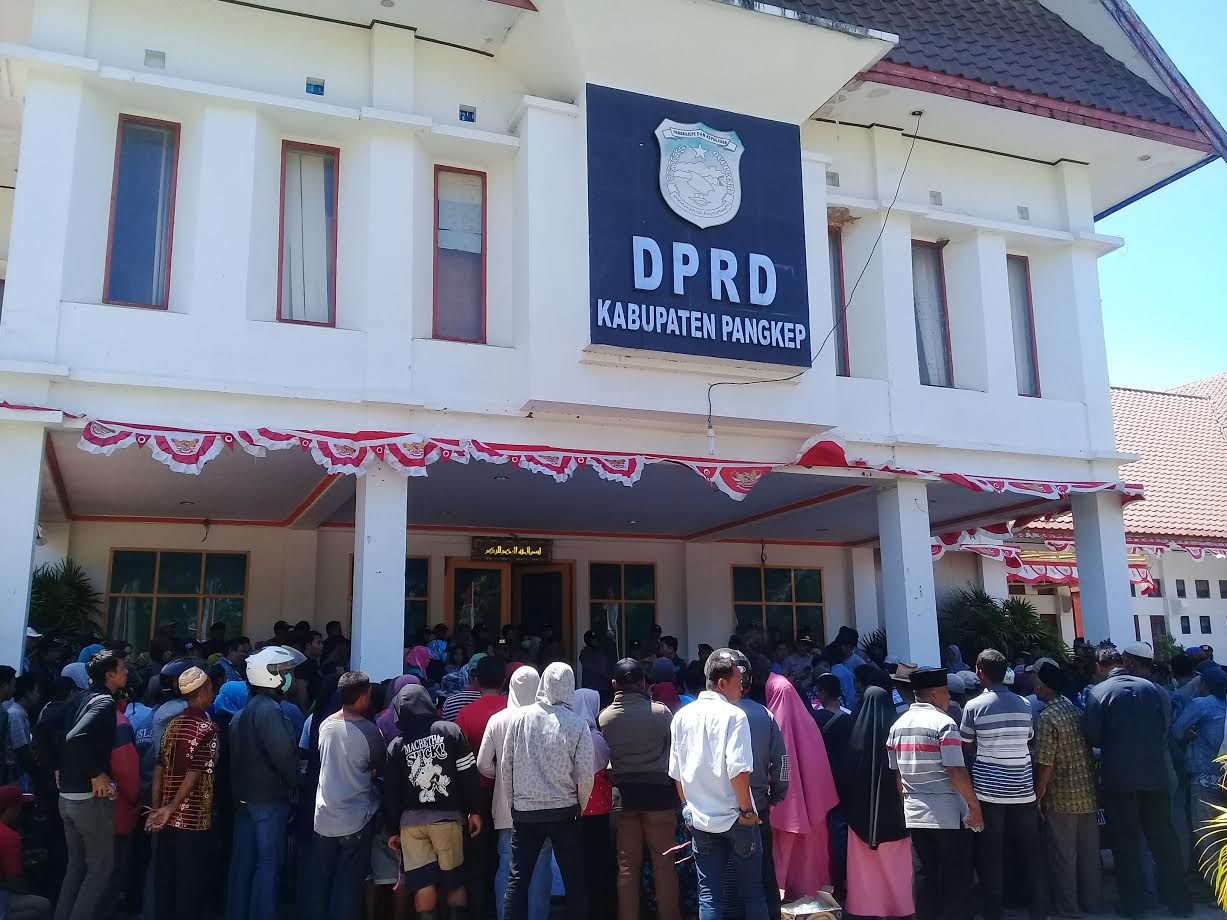 suasana-di-kantor-dprd-pangkep3.jpg