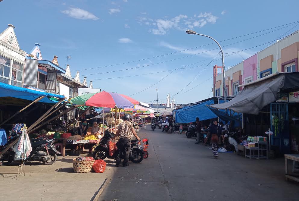 Masih Banyak Pengunjung Abai Gunakan Masker di Pasar Daya Makassar