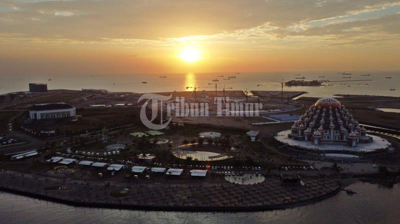 suasana-kawasan-kuliner-lego-lego-yang-terletak-di-lahan-reklamasi-center-point-of-indonesia-4.jpg