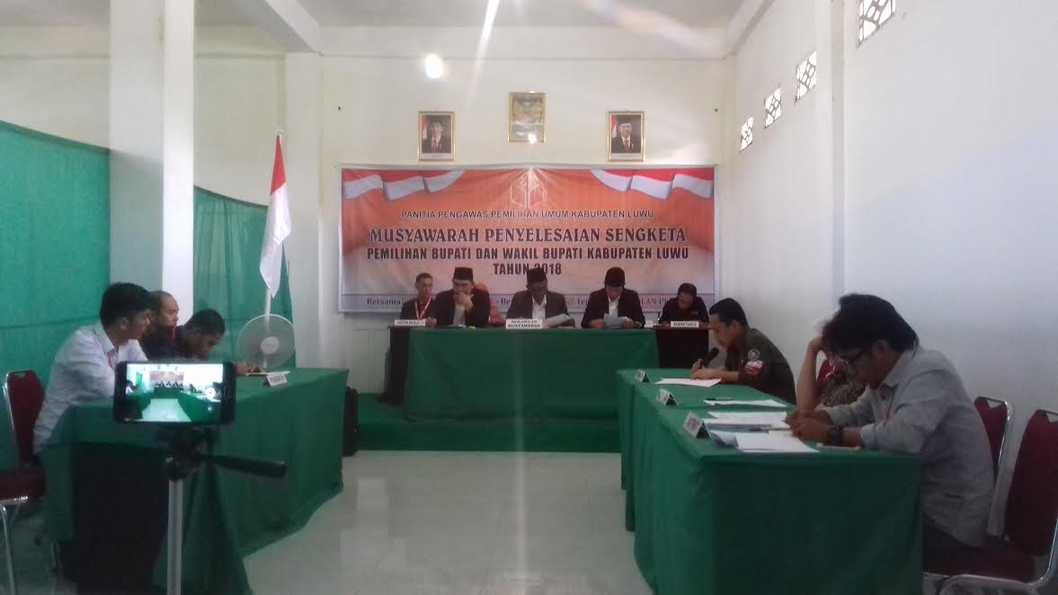 suasana-musyawarah-penyelesaian-sengketa-di-sekretariat-panwaslu-luwu_20180219_110303.jpg