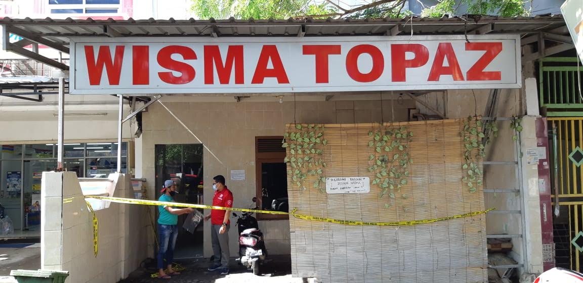 suasana-olah-tkp-penemuan-mayat-pria-di-dalam-kamar-salah-satu-wisma-di-jl-topaz-raya-2.jpg