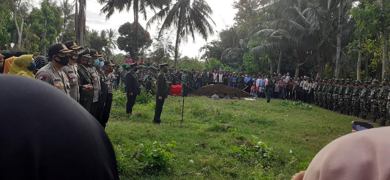 suasana-pemakaman-almarhum-serda-hasanuddin-jumat-2952020.jpg