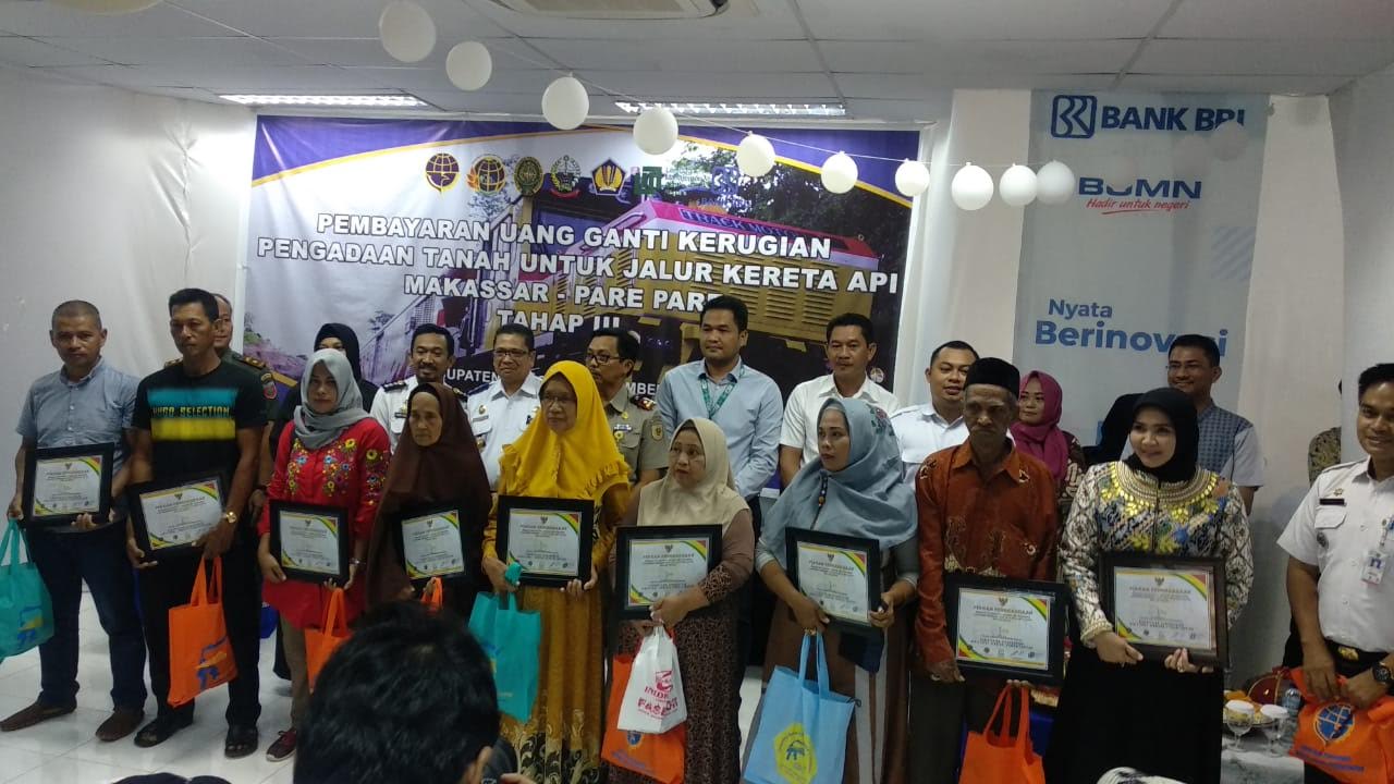 suasana-pembayaran-ganti-rugi-proyek-kereta-api-di-maros-rabu-18122019.jpg