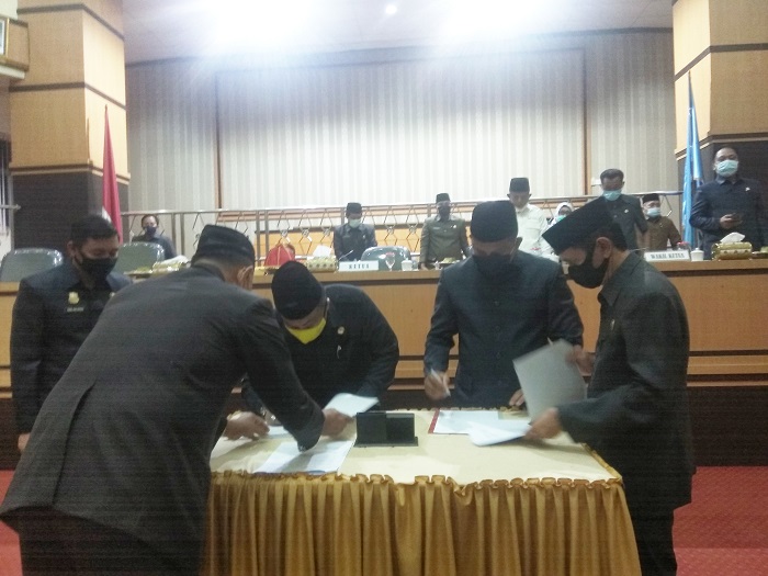 suasana-penandatanganan-ranperda-tentang-apbd-kabupaten-bone-senin-2192020-malam.jpg