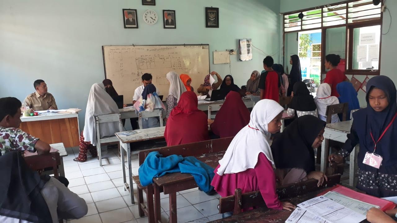 suasana-pendaftaran-di-smpn-49-makassar-jl-syech-yusuf-makassar.jpg
