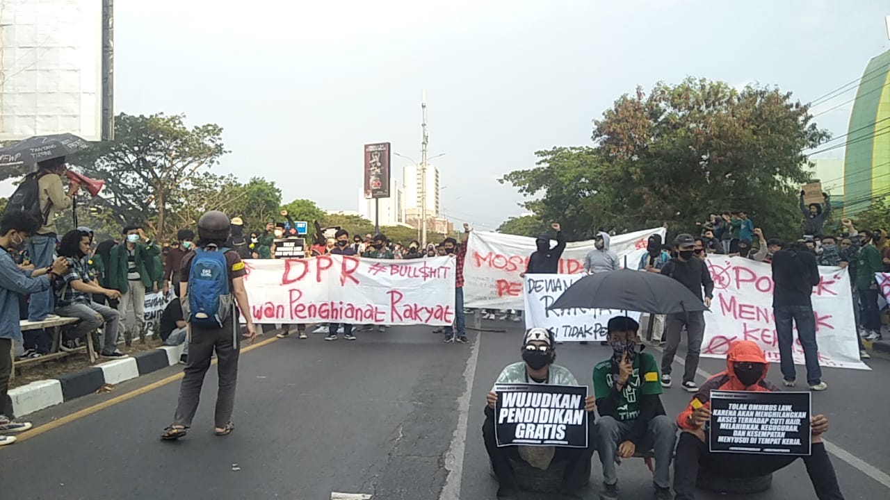 BREAKING NEWS: Tolak Omnibus Law, Aliansi Makar Tutup Jalan Urip Sumiharjo