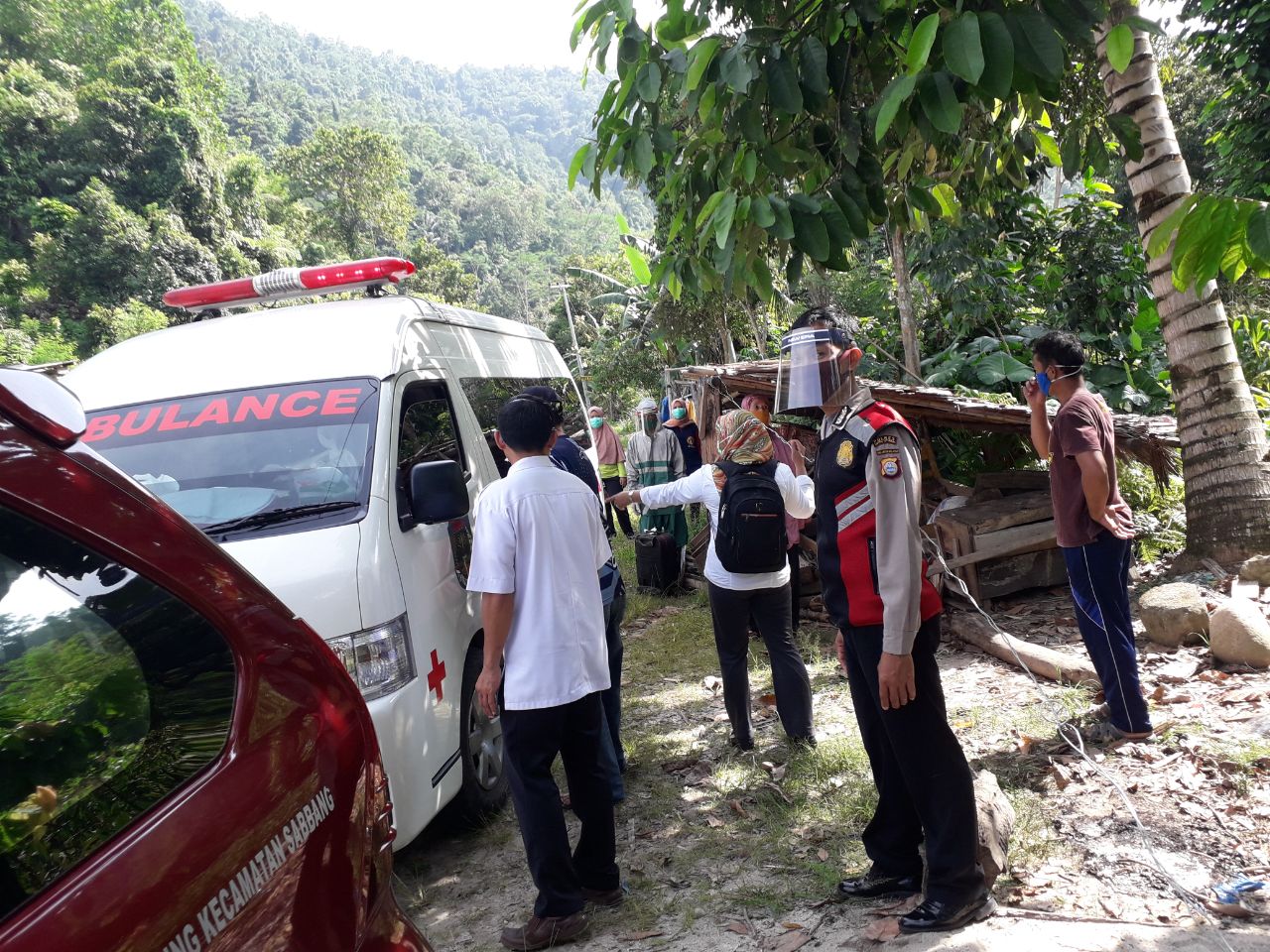 suasana-penjemputan-pasien-positif-covid-19-di-kecamatan-sabbang.jpg