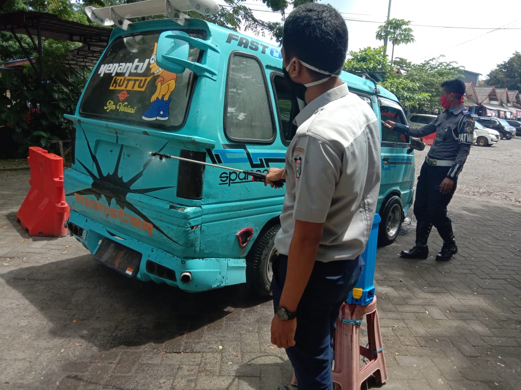 suasana-penyemrotan-disinfektan-dan-pengecekan-suhu-tubuh-di-terminal-malengkeri.jpg