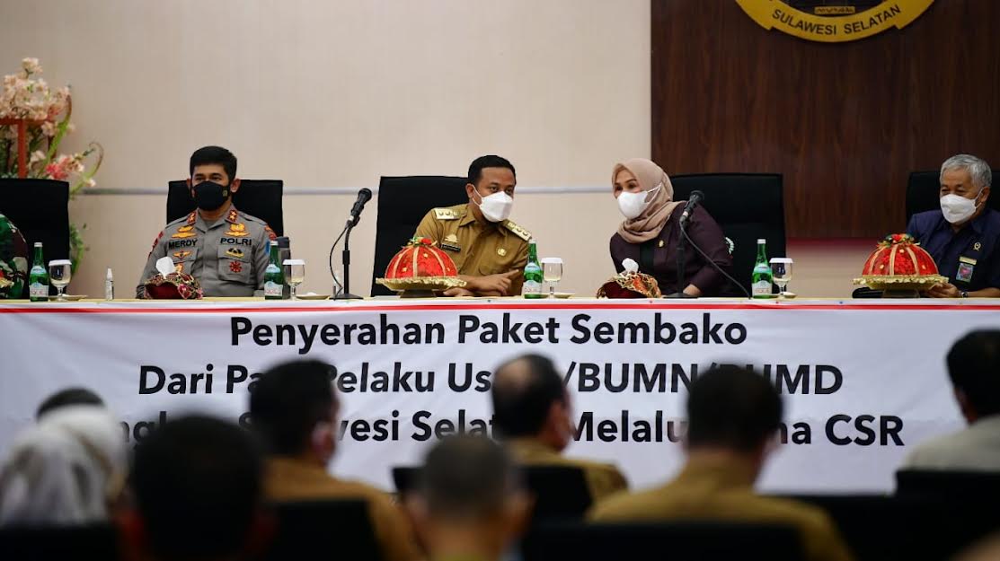 suasana-penyerahan-paket-sembako-dari-bumn-secara-simbolis-pada-plt-gubernur.jpg
