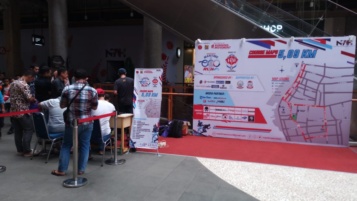 Peserta Makassar Maritime Eco Run 2019, Segera Ambil Race Pack di Nipah Mal! Masih Bisa Daftar? - suasana-peserta-lari-yang-mengambil-perlengkapan-lomba-atau-race-pack-2.jpg