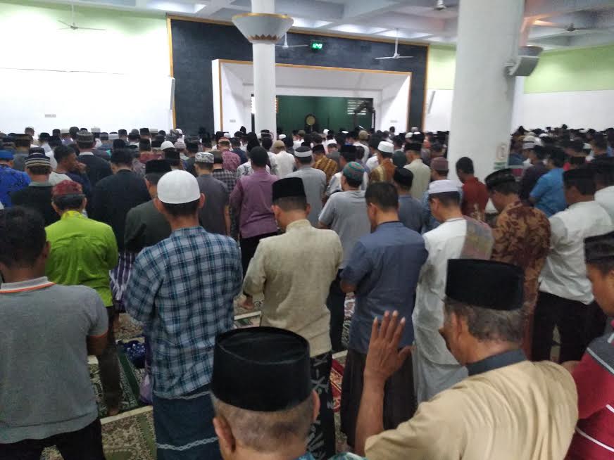 Doakan Korban Gempa Sulteng, Ratusan Jamaah Salat Gaib di Masjid Agung Nurul Iman Barru