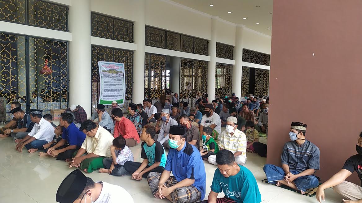 suasana-shalat-jumat-di-masjid-agung-syeh-abdul-gani-jumat-1962020.jpg