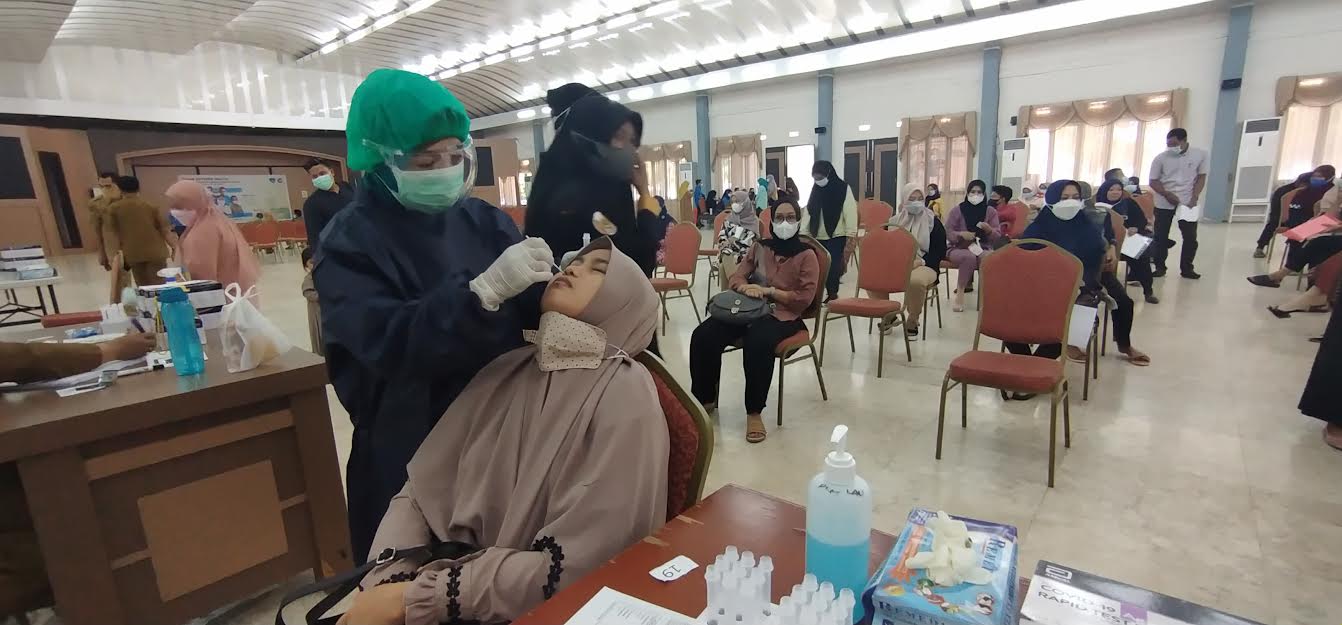 suasana-swab-antigen-gratis-di-gedung-serbaguna-kabupaten-maros-sulawesi-selatan.jpg