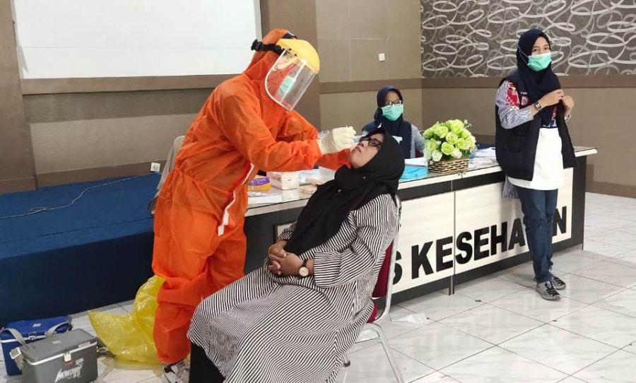 suasana-swab-test-massal-di-kantor-dinas-kesehatan-kabupaten-luwu-utara.jpg