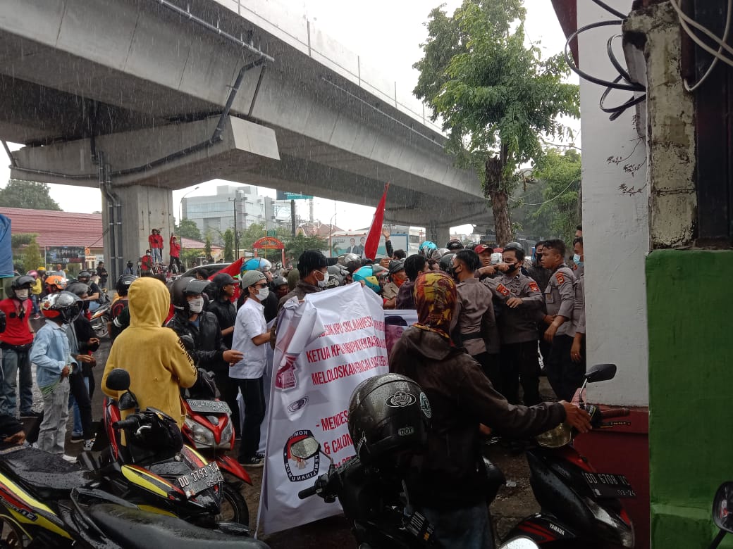Unjuk Rasa di KPU Sulsel Berakhir Ricuh, Polisi: Dipimpin Kama Cappi