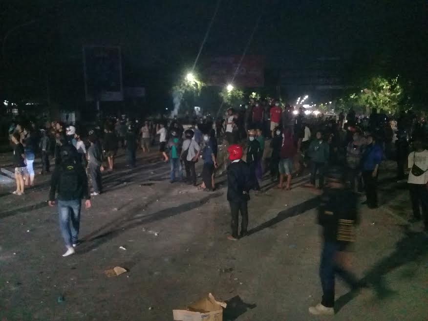 suasana-unjukrasa-ricuh-tolak-omnibus-law-di-depan-kampus-unm-jl-ap-pettarani-kamis-malam1.jpg