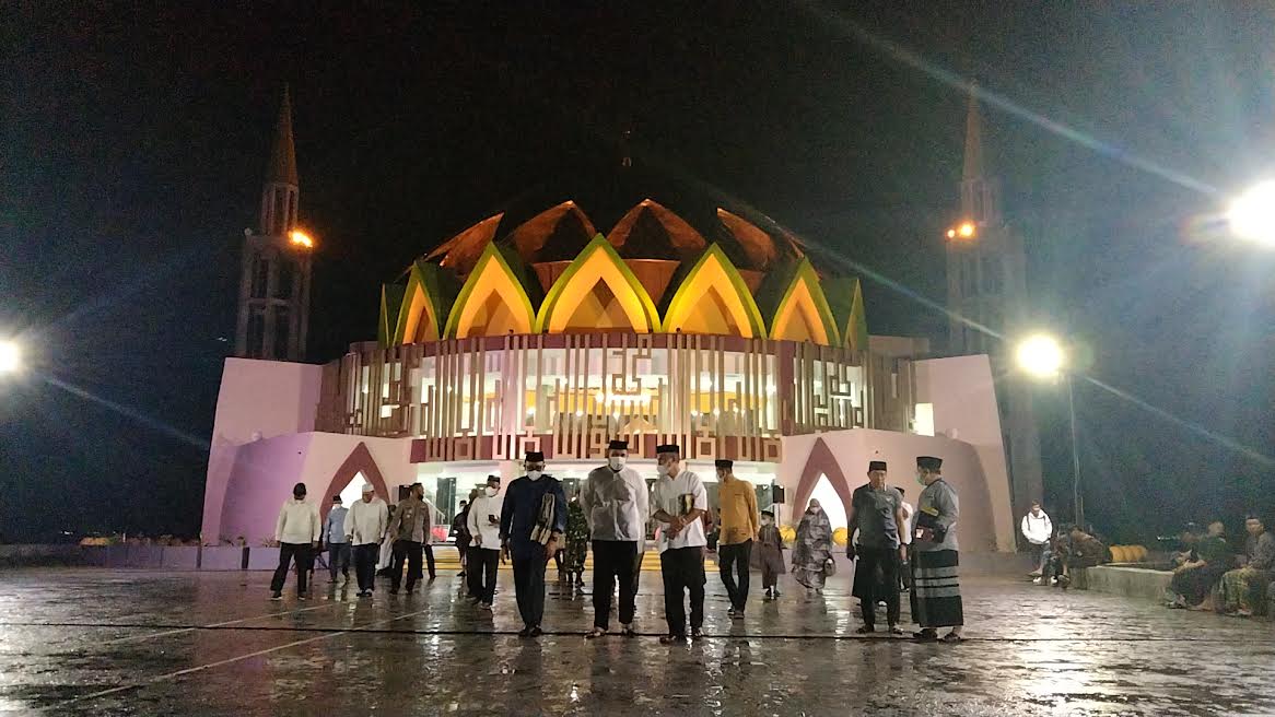 makassar/suasana-usai-takbiran-di-masjid-terapung-bj-habibie-jalan-mattirotasi.jpg