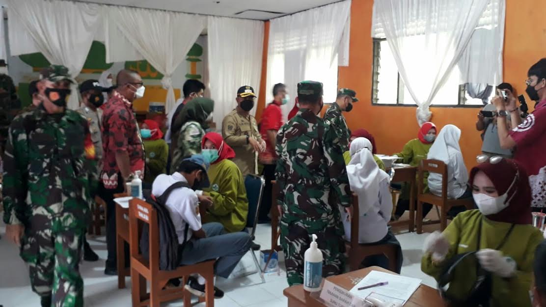 suasana-vaksiansi-covid-19-bagi-pelajar-di-sekolah-yayasan-al-fityan-kamis-1692021.jpg