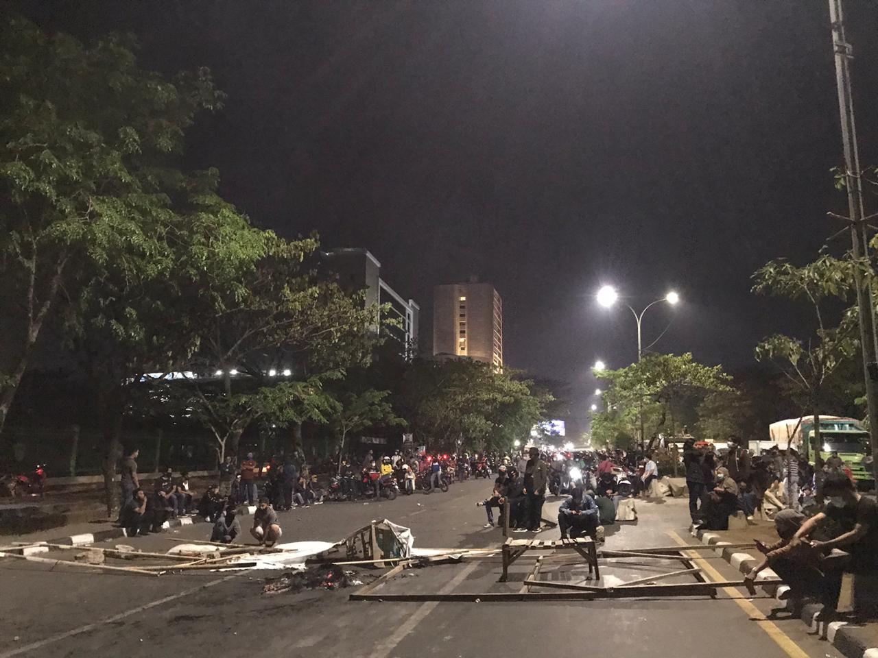 Hindari Jl Urip Sumiharjo Makassar, Seluruh Jalan Ditutup Mahasiswa