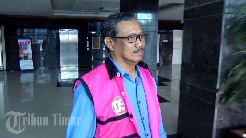 Korupsi Dana APBD, Mantan Ketua DPRD Sulbar Ditahan Selama 20 Hari - sulbar_20171211_211457.jpg