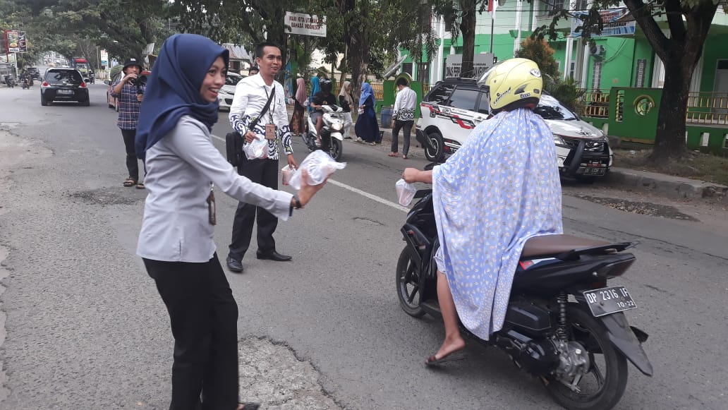 Bank Sulselbar Enrekang Bagi Menu Buka Puasa di Area Patung Sapi