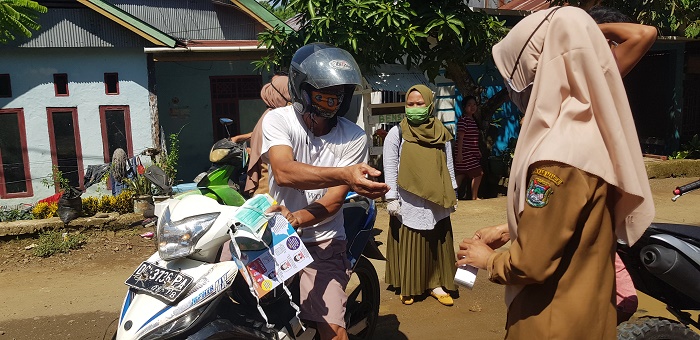 Antisipasi Warganya Terkena Corona, Lurah Rimuku Mamuju Bagi Masker dan Vitamin C Gratis