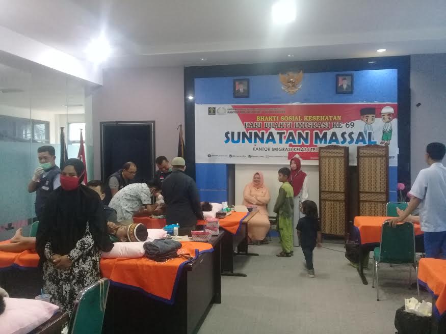 sunatan-massal-di-kantor-imigrasi-makassar.jpg