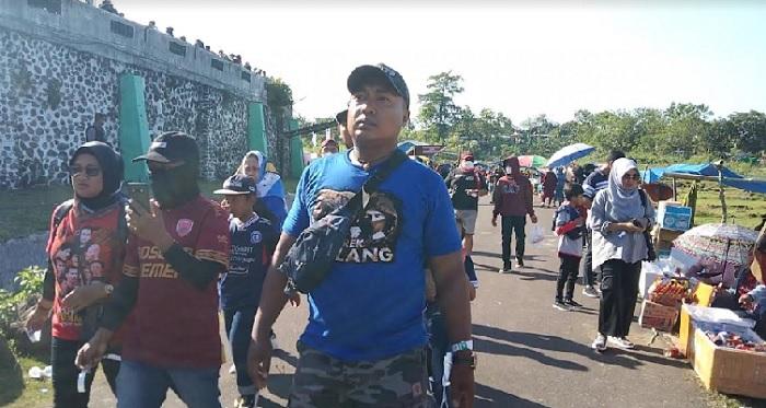 suporter-Arema-menuju-tribun-terbuka-timur-di-stadion-GBH-Kota-Parepare.jpg