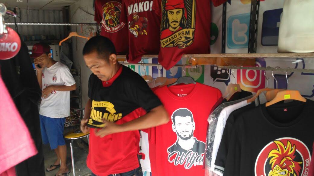 Lupa Ada Larangan Atribut, Suporter PSM Rela Beli Baju di Sekitar Stadion
