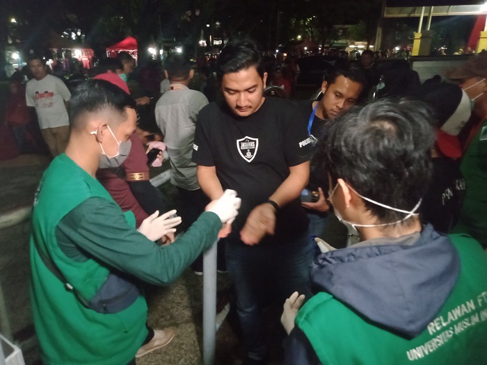 Tim FTI UMI Semprotkan Formula Hand Sanitizer ke Suporter yang Masuk Mattoanging